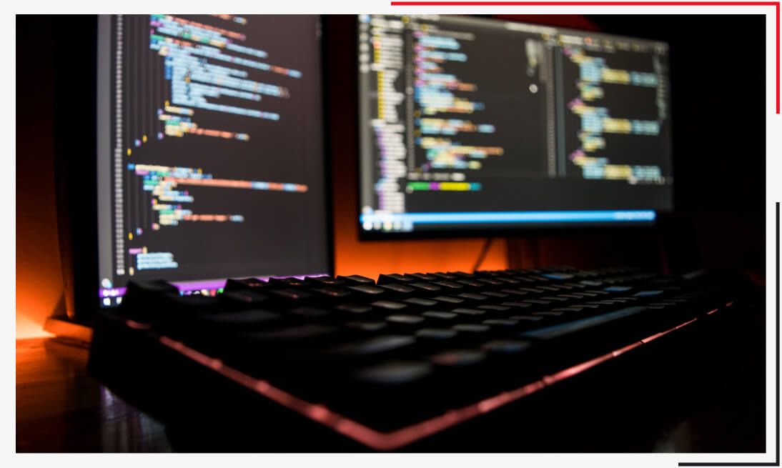 Computer met codes om een zakelijke website te ontwikkelen in een donkere omgeving.