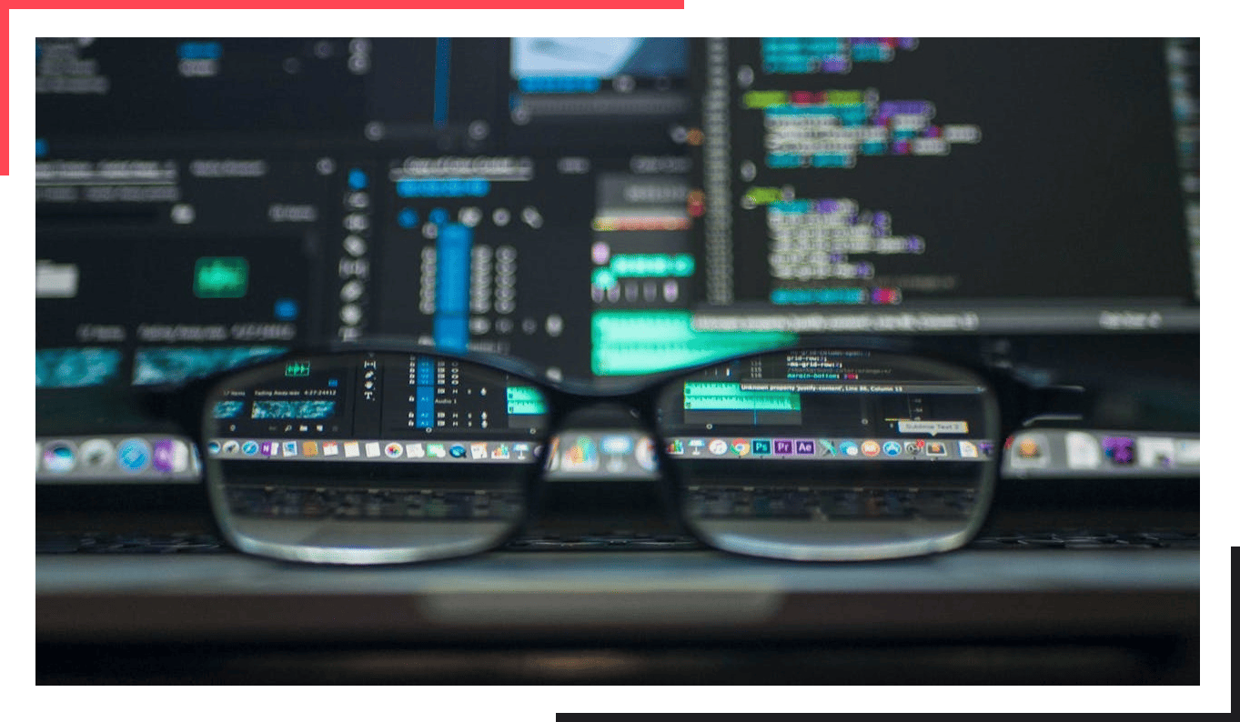 Werkruimte van een betaalbare webdesigner met code en software open voor het ontwikkelen van een professionele website op maat.